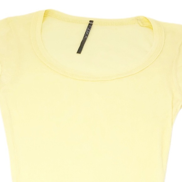 NWOT Chloe K Semi Sheer Fitted Scoopneck Tee💛 - Picture 3 of 7